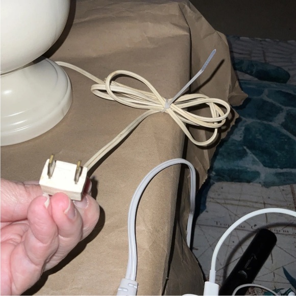 Vintage Rare Beautiful Floral Fenton Milk Hurricane Parlor Lamp Signed 1976 - Picture 5 of 16